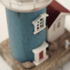 青い灯台と赤い屋根の小屋のオブジェ