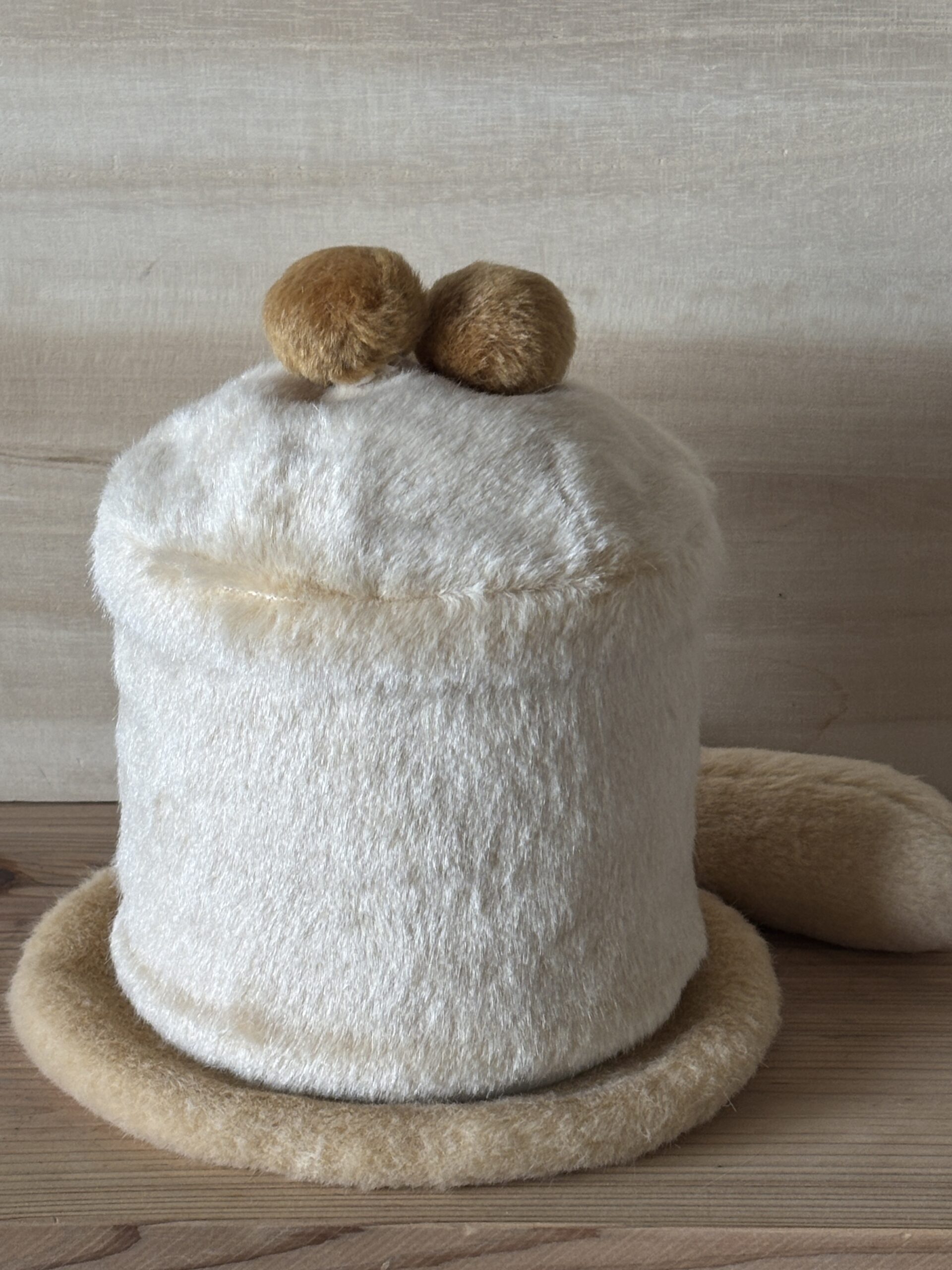 カスタムオーダー:ペット用骨壺カバー/サイズ:4寸/ベース:クリーム/ボンボン:ブラウン・ブラウン/しっぽ:クリーム